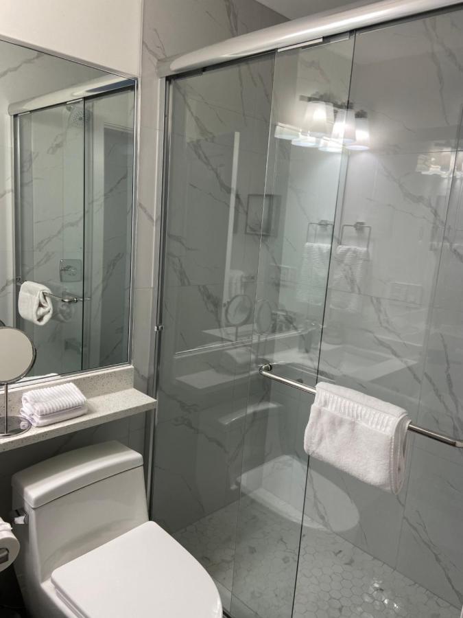 Wecare Guest Suite Бърнаби Екстериор снимка